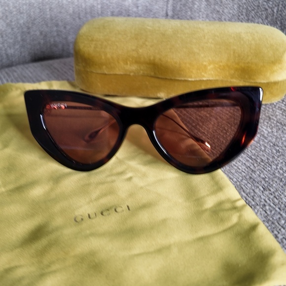 Gucci Cat-eye Sunglasses - Picture 4 of 4